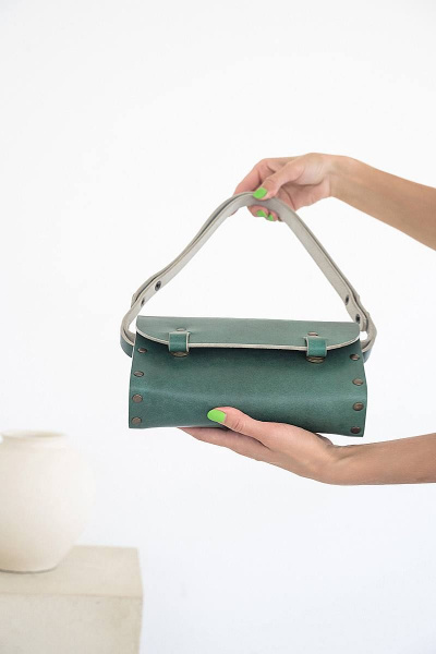 Сумка АЭЛИТА из натуральной кожи и дерева, регулируемый ремень Because AELITA IZUMRUD - фото 5