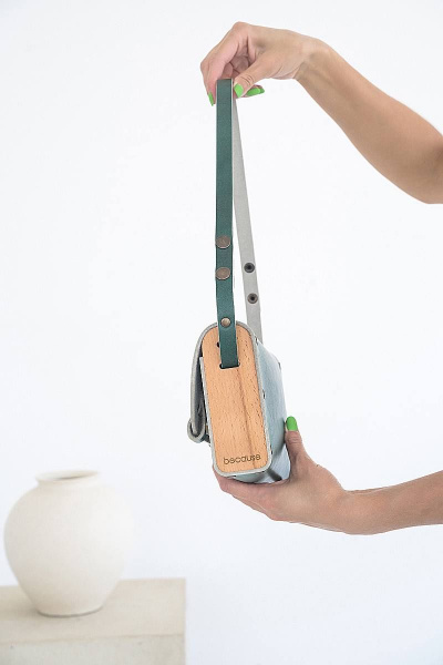 Сумка АЭЛИТА из натуральной кожи и дерева, регулируемый ремень Because AELITA IZUMRUD - фото 3