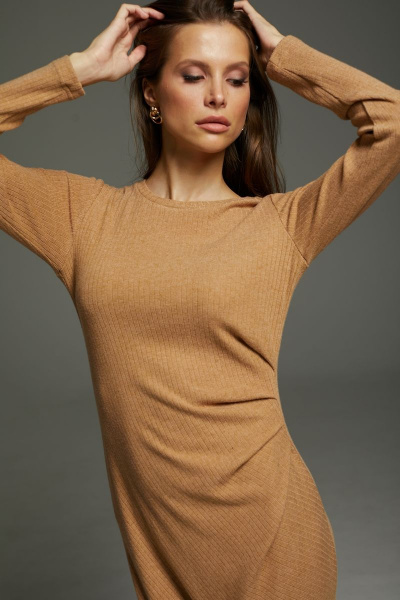 Платье с драпировкой из трикотажа с разрезом DAVA 181 кэмел - фото 4