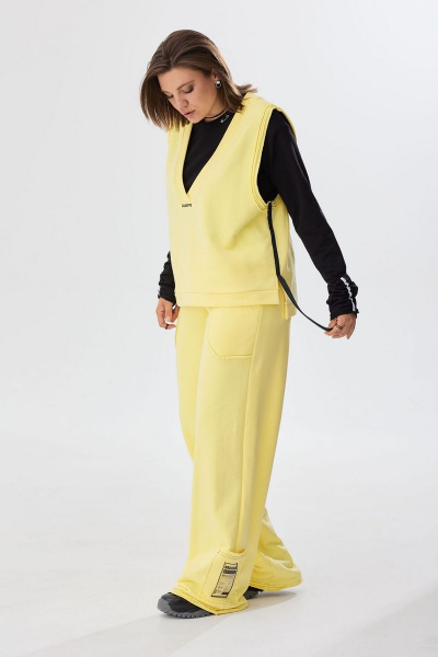 Яркий демисезонный костюм из трикотажа с жилетом и брюками BegiModa 3040 лимон - фото 3