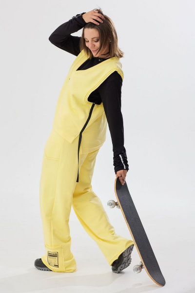 Яркий демисезонный костюм из трикотажа с жилетом и брюками BegiModa 3040 лимон - фото 2