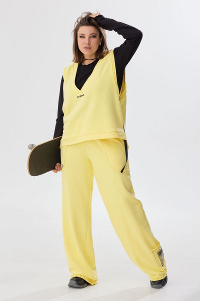 Яркий демисезонный костюм из трикотажа с жилетом и брюками BegiModa 3040 лимон - фото 1