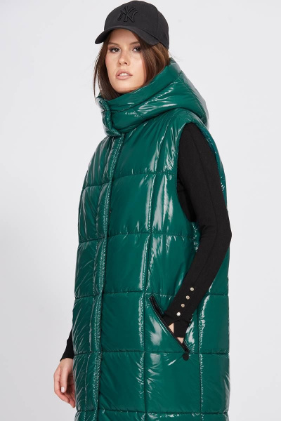 Жилет глянцевый короткий с капюшоном и ремнем EOLA 2471 зеленый - фото 16