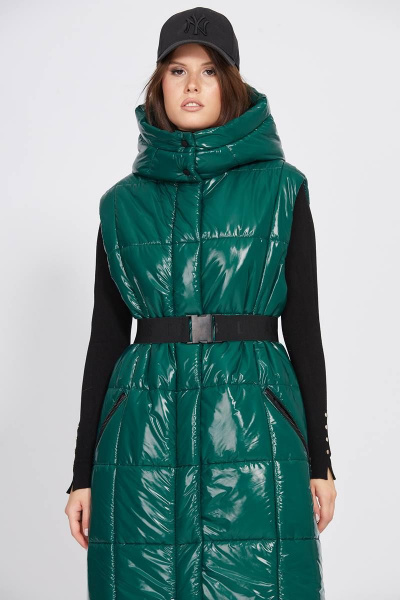 Жилет глянцевый короткий с капюшоном и ремнем EOLA 2471 зеленый - фото 10