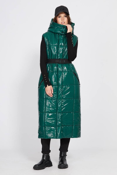 Жилет глянцевый короткий с капюшоном и ремнем EOLA 2471 зеленый - фото 9