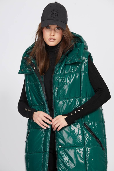 Жилет глянцевый короткий с капюшоном и ремнем EOLA 2471 зеленый - фото 7
