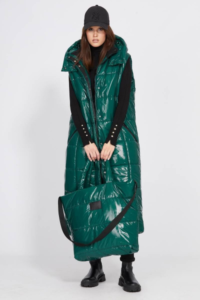 Жилет глянцевый короткий с капюшоном и ремнем EOLA 2471 зеленый - фото 6