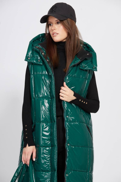 Жилет глянцевый короткий с капюшоном и ремнем EOLA 2471 зеленый - фото 5