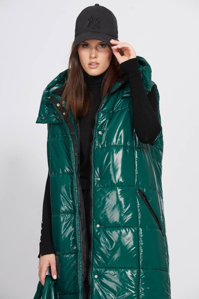 Жилет глянцевый короткий с капюшоном и ремнем EOLA 2471 зеленый - фото 4