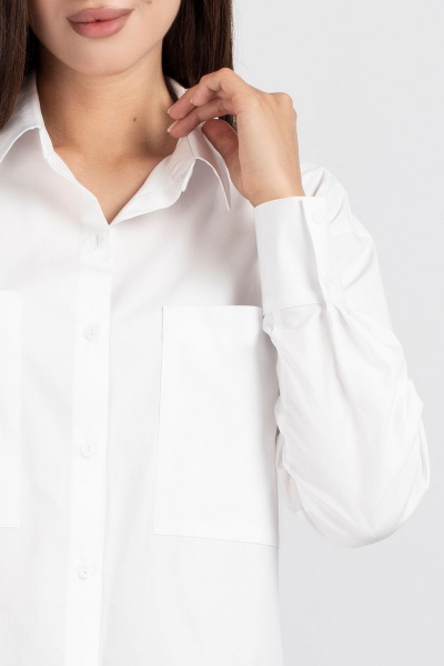 Белая рубашка прямого силуэта со спущенным плечом и карманами VIZAVI 696 белый - фото 4