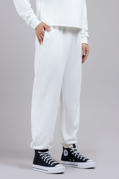 Белые спортивные брюки с карманами, тесьмой и манжетом Mirolia 1187 кремовый - фото 1
