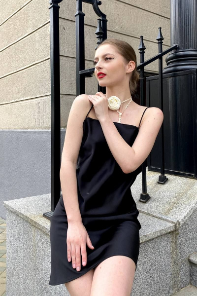 Черное мини платье атласное с глубоким вырезом для вечерних образов The Mood 017-1 - фото 6