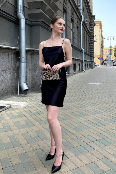 Черное мини платье атласное с глубоким вырезом для вечерних образов The Mood 017-1 - фото 3