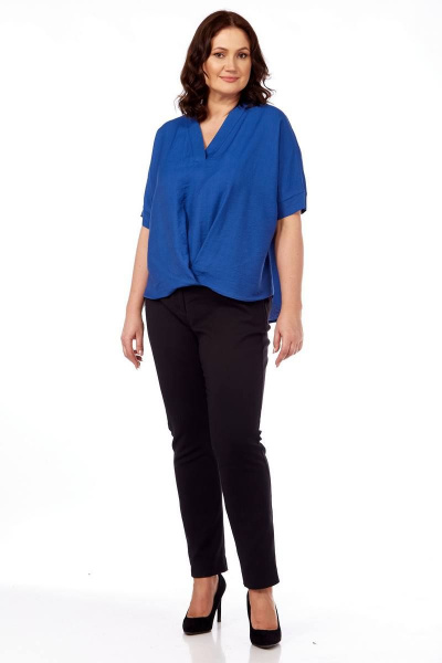 Блуза приталенного силуэта с фигурным вырезом и манжетом Fita 12213 василек - фото 4
