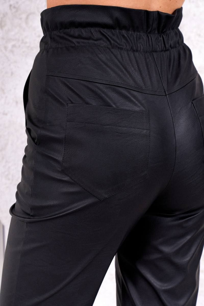 Деловые брюки зауженного к низу из экокожи с кулиской в талии Stilville 1851 черный - фото 4