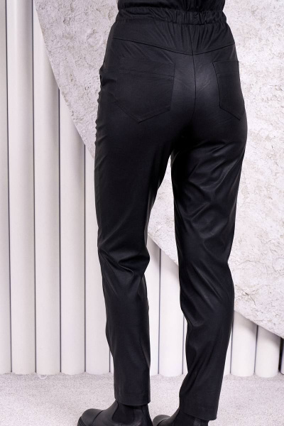 Деловые брюки зауженного к низу из экокожи с кулиской в талии Stilville 1851 черный - фото 3