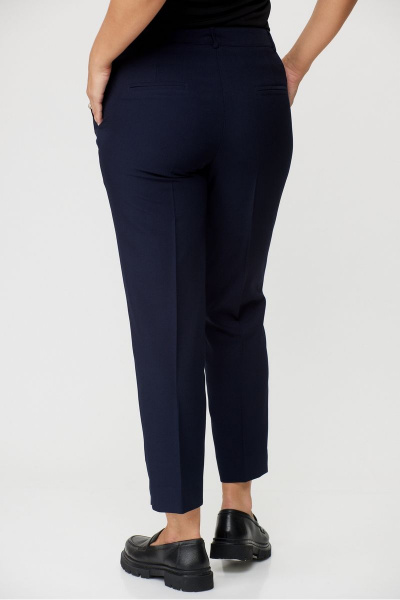 Классические брюки из хлопка с стрелками и карманами БелЭльСтиль 586-2_56_22 синий однотон - фото 5