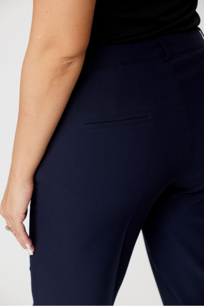 Классические брюки из хлопка с стрелками и карманами БелЭльСтиль 586-2_56_22 синий однотон - фото 4