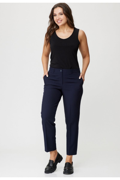 Классические брюки из хлопка с стрелками и карманами БелЭльСтиль 586-2_56_22 синий однотон - фото 2