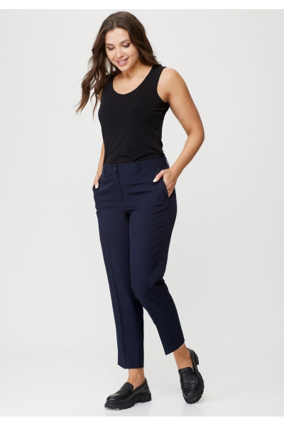 Классические брюки из хлопка с стрелками и карманами БелЭльСтиль 586-2_56_22 синий однотон - фото 1