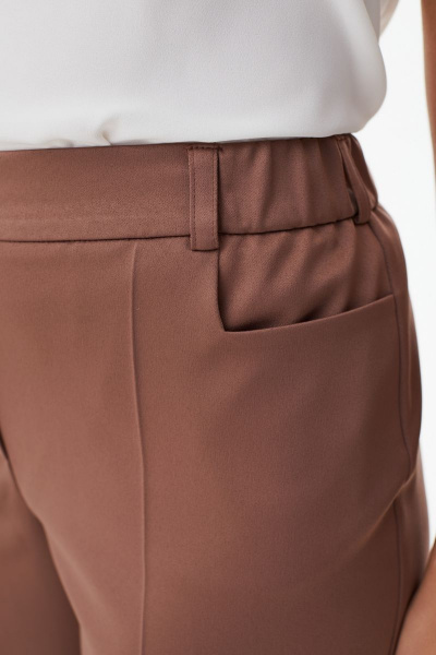 Демисезонный комплект из жакета и брюк с поясом в деловом стиле MALI 723-063 корица - фото 12