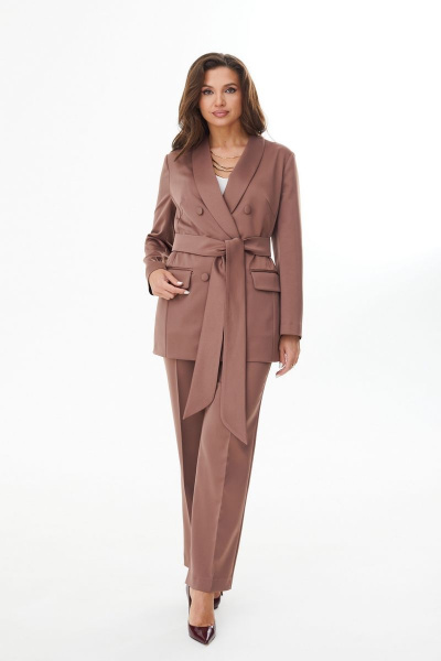 Демисезонный комплект из жакета и брюк с поясом в деловом стиле MALI 723-063 корица - фото 9