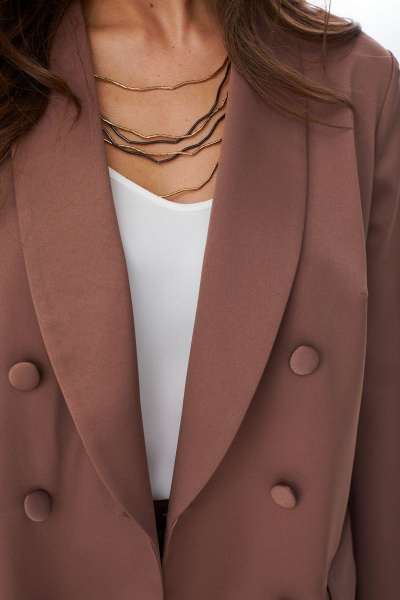 Демисезонный комплект из жакета и брюк с поясом в деловом стиле MALI 723-063 корица - фото 6