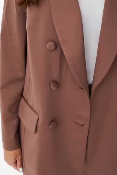 Демисезонный комплект из жакета и брюк с поясом в деловом стиле MALI 723-063 корица - фото 5