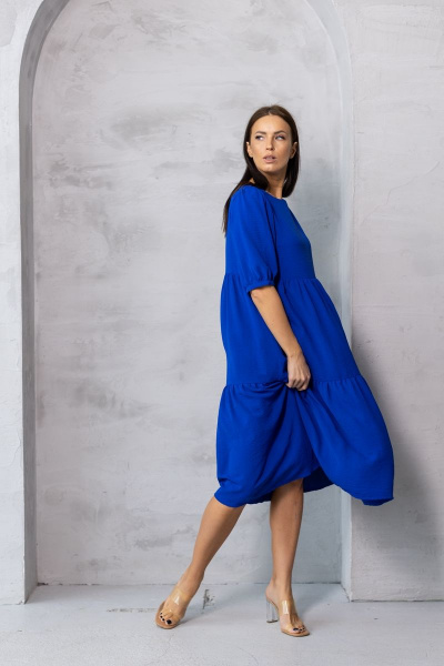 Платье женское А-силуэта из жатого текстиля с воланами Friends 1FR-VA василек - фото 2
