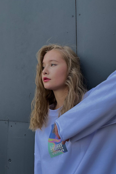 Лонгслив оверсайз с принтом, необработанными краями и ярким дизайном Friends ven3d2-white белый - фото 3