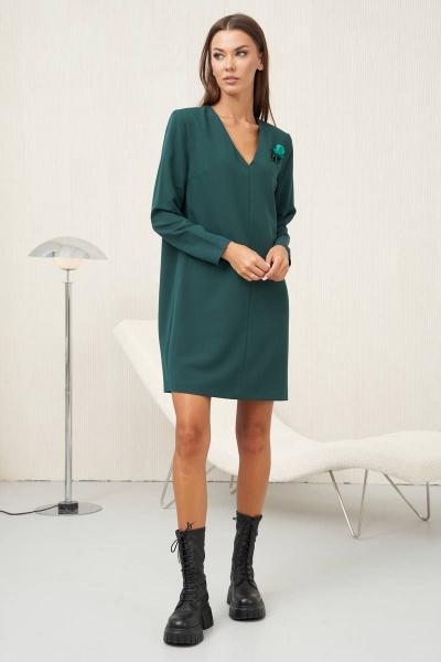Стильное платье-шфт с V-образным вырезом и брошью Fantazia Mod 4376 - фото 1
