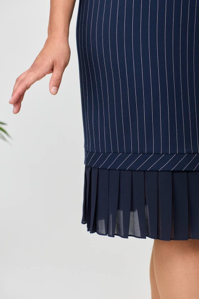 Платье прямого силуэта с вставками и нагрудными вытачками Moda Versal П2450 т.синий - фото 6