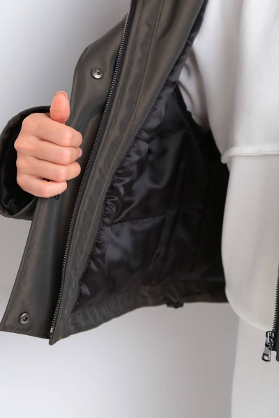 Демисезонная плащёвая куртка с капюшоном и синтепоновой подкладкой Диомант 1899 олива - фото 6