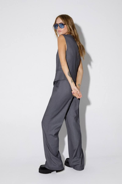 Демисезонный классический серый жилет из текстиля с фигурным низом PiRS 4640 серый - фото 2