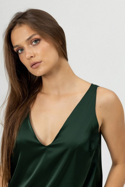 Базовый топ из струящегося шелка с глубоким вырезом Atelero 1022 изумруд - фото 4