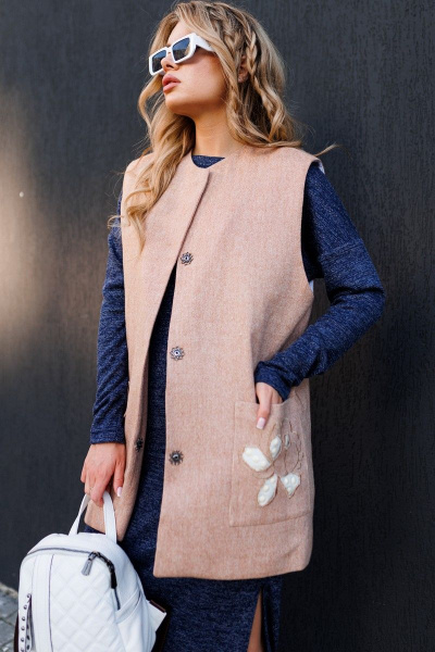 Жилетка на утепленной подкладке, с дизайнерской вышивкой- аппликацией на карманах. AMORI 2167 выбеленный_терракот - фото 3