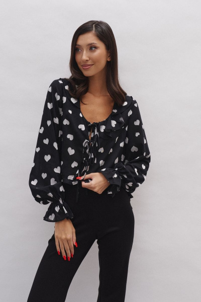 Рубашка из вискозы с воланом и фактурными сердцами на черном фоне ANNETE A772 - фото 2