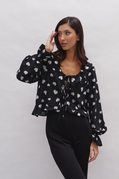 Рубашка из вискозы с воланом и фактурными сердцами на черном фоне ANNETE A772 - фото 1