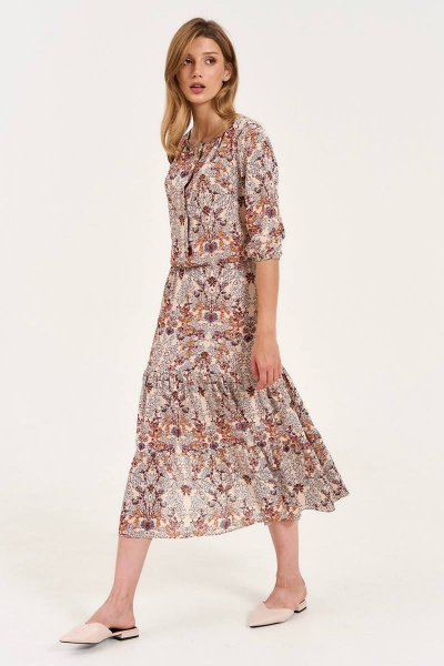 Платье свободного кроя с воланами и разрезом LeNata 11354 рисунок-на-бежевом - фото 1