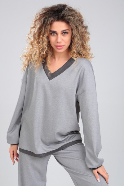 Трикотажный джемпер свободного кроя с V-образным вырезом Angelina & Сo 830 - фото 4