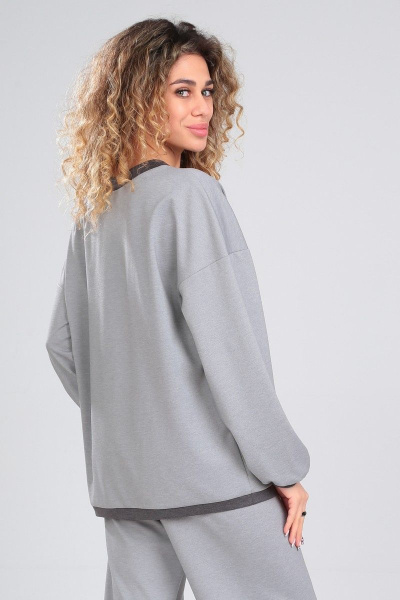 Трикотажный джемпер свободного кроя с V-образным вырезом Angelina & Сo 830 - фото 2