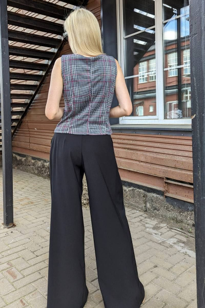 Приталенный жилет из трикотажа в ярком мультиколоре Patriciа NY15461 черный,фуксия - фото 2