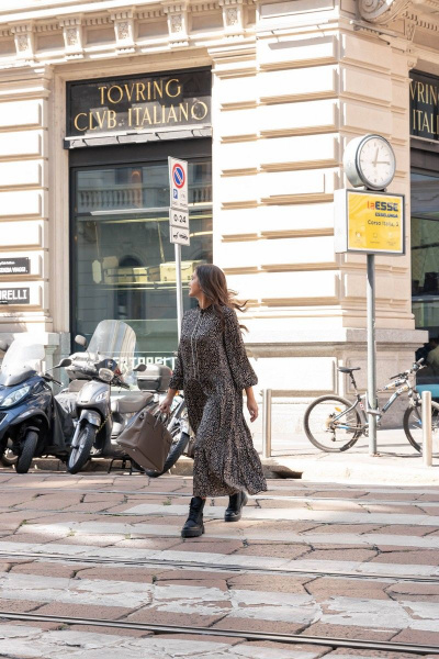 Платье свободного силуэта с кружевной отделкой и воланами MALI 423-067 черно-бежевый - фото 3