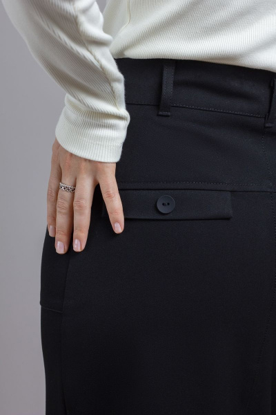 Черная макси юбка из стрейча с накладными карманами и разрезом Mirolia 1209 чёрный - фото 7