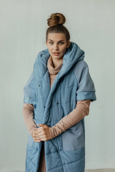 Голубой утепленный жилет с капюшоном и коротким рукавом Стильная леди М-651 голубой - фото 6