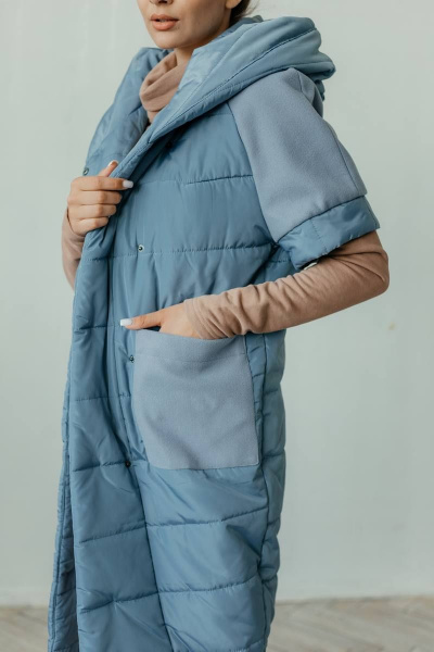 Голубой утепленный жилет с капюшоном и коротким рукавом Стильная леди М-651 голубой - фото 10