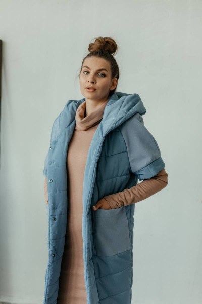 Голубой утепленный жилет с капюшоном и коротким рукавом Стильная леди М-651 голубой - фото 7