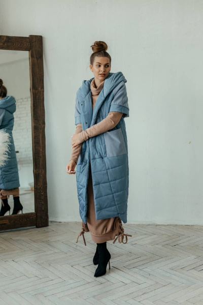 Голубой утепленный жилет с капюшоном и коротким рукавом Стильная леди М-651 голубой - фото 2