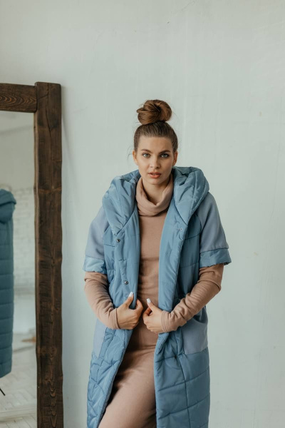 Голубой утепленный жилет с капюшоном и коротким рукавом Стильная леди М-651 голубой - фото 5