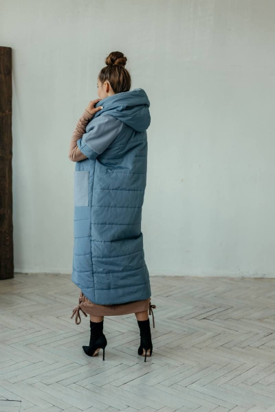 Голубой утепленный жилет с капюшоном и коротким рукавом Стильная леди М-651 голубой - фото 4